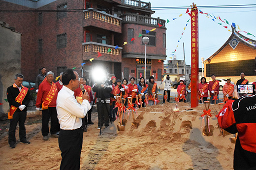 由三十六位代表，依禮完成獻典及三持鏟動土下完成，祈求紫微星降臨開工順利、調雨順，國泰民安，文昌化育，陰陽兩利。（陳麗妤攝）