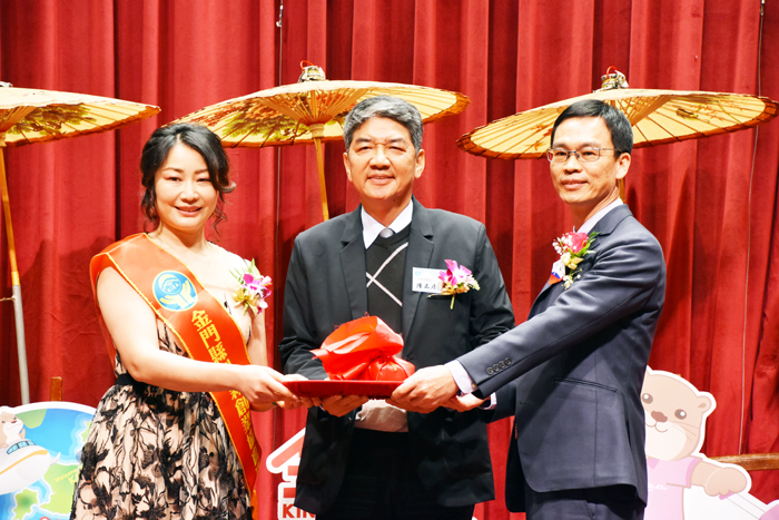 金門縣創新創業協會理事長一職從繆華芬(左)手上交棒給陳志瓶(右),由創新創業協會北區區會長陳正彥(中)擔任監交人。(詹宗翰攝)