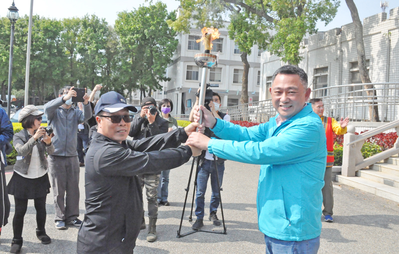 金門縣長楊鎮浯今天在縣府廣場迎接全國原住民族運動會聖火到來及點燃聖火隊聖火情形。（楊水詠攝）