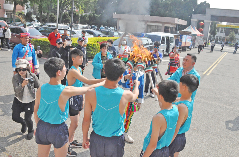 金門縣長楊鎮浯今天在縣府廣場迎接全國原住民族運動會聖火到來及點燃聖火隊聖火情形。（楊水詠攝）