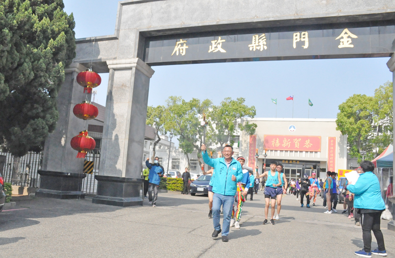 金門縣長楊鎮浯帶領聖火隊展開傳遞,將原民運喜訊傳給鄉親,共襄盛舉。(楊水詠攝)