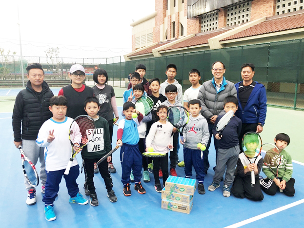 本縣青少年網球好手參與110年未來球星防疫盃全國青少年10、12歲級網球錦標賽，於比賽中獲得佳績。（網球運動委員會提供）