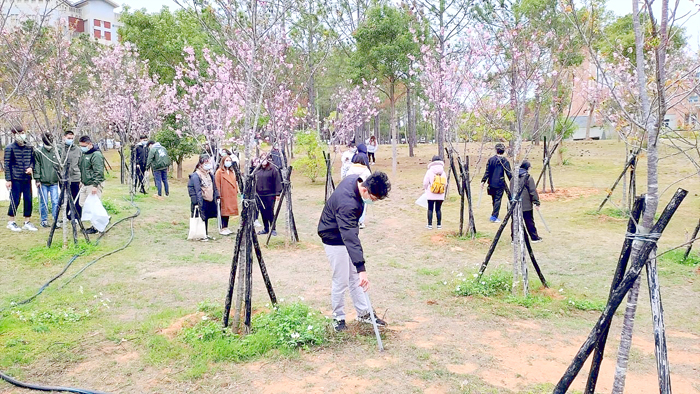 金門大學推服務教育課程，學生參與校園整潔服務。（許加泰攝）