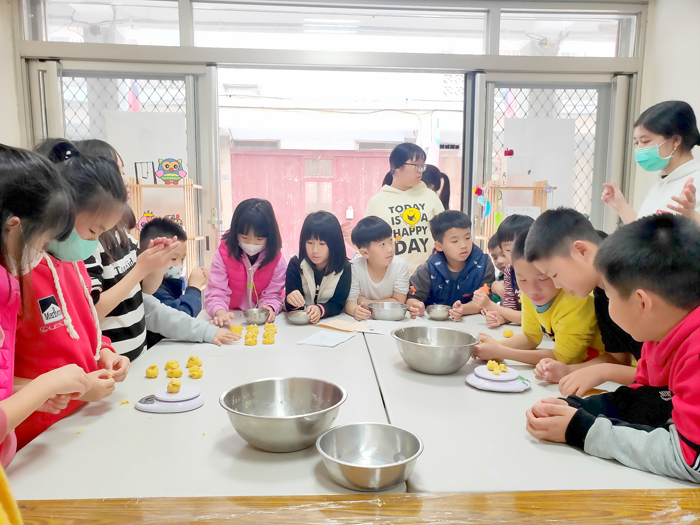 家扶中心烈嶼據點規劃技藝課程，讓地區的學童學習，嘗試自己手作烘焙麵包。（家扶中心提供）