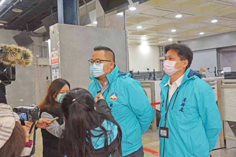 處長丁健剛受訪說明縣府為遊客準備了豐富的岸上行程。（莊煥寧攝）