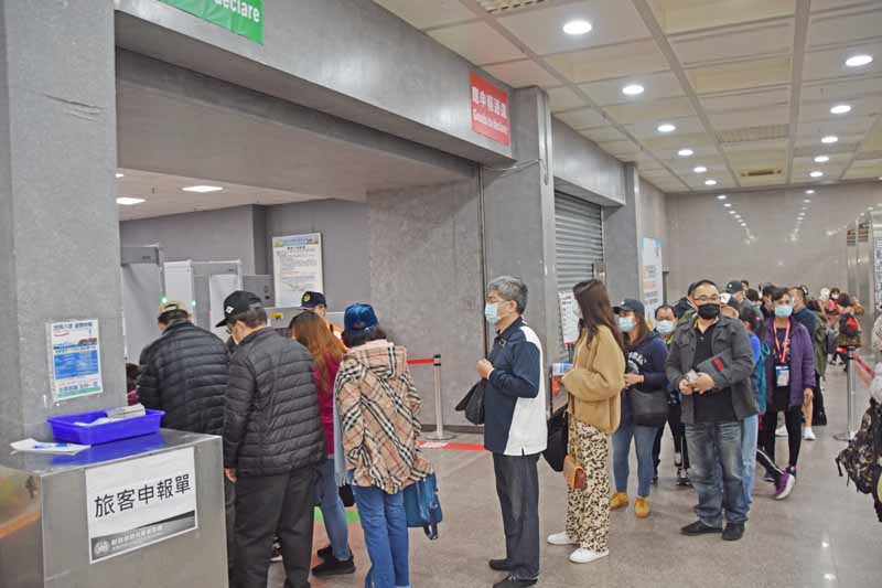 郵輪跳島遊金門帶來遊客人潮，讓水頭小三通通關中心又熱鬧起來。（莊煥寧攝）