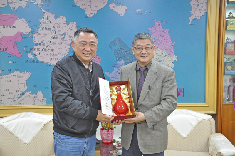 金門縣長楊鎮浯(左)致贈瑠公管理處處長朱建偉(右)禮物及感謝對金門農業水利的幫忙。(楊水詠攝)