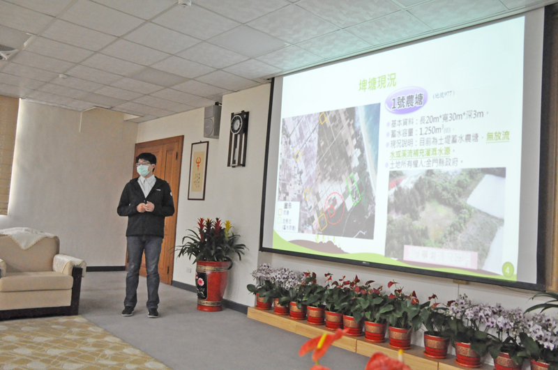 農田水利署瑠公管理處說明「金門地區農業灌溉水源規劃建置計畫」內容及未來規劃情形。(楊水詠攝)