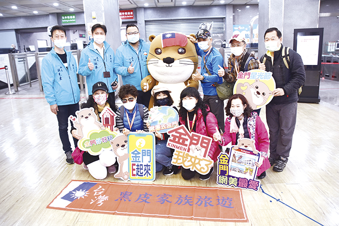 「探索夢號』今年度首航拜會金門，遊客搭乘「小三通」客船接駁上岸，縣府觀光處長丁健剛率員到場迎接。（莊煥寧攝）
