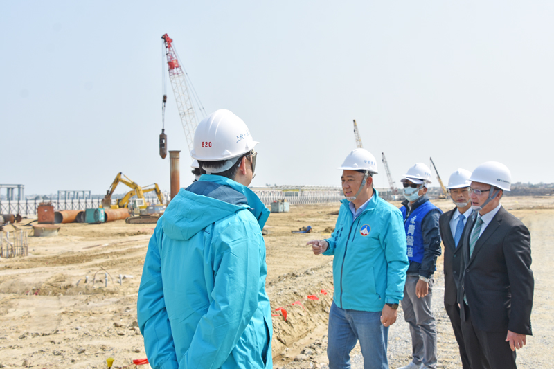 在工程廠商陪同下，縣長楊鎮浯與港務處處長何佩舉視察現場，了解工程進度。（詹宗翰攝）