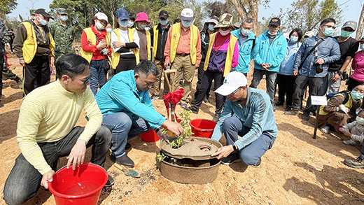 金門縣110年植樹節活動，上午假斗門社區辦理，縣長率400餘位軍民學生代表，以「水源寶育盆」種下1225株樹苗。（陳麗妤攝）