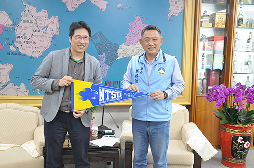 金門縣長楊鎮浯今天接見國立體育大學管理學院EMBA在職生參訪團一行,並歡迎他們到金門和體驗領略金門之美。(楊水詠攝)