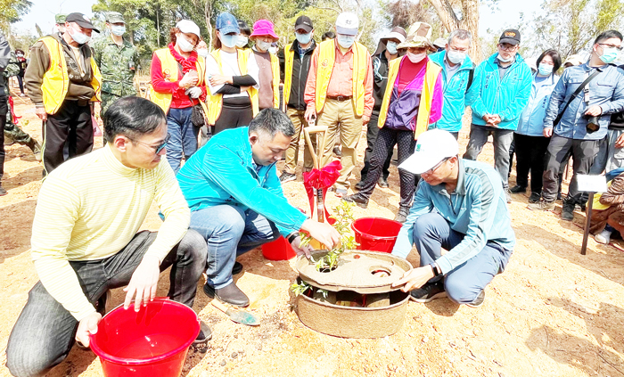 縣長楊鎮浯昨率領400位軍民學子，以「水源寶育盆」種植1225株林木。（陳麗妤攝）