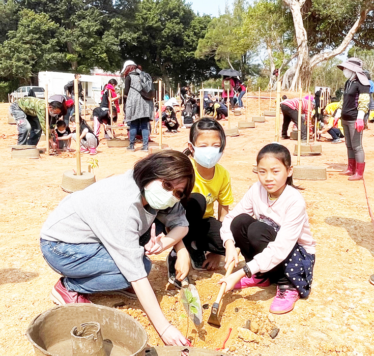 縣長楊鎮浯昨率領400位軍民學子，以「水源寶育盆」種植1225株林木。（陳麗妤攝）