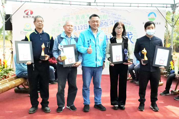 會中,頒發感謝狀予12位提供私有地種樹的斗門鄉親、慈心基金會及和泰汽車,並代表簽署合作協議,也表揚環境綠美化以及金牌農村競賽獲獎單位及社區。
(陳麗妤攝)