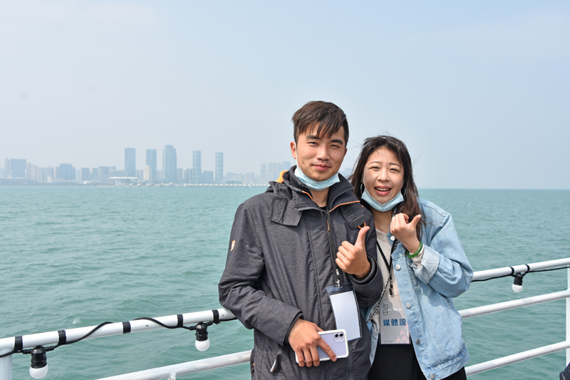 民眾體驗藍色公路,航程行經金廈海域間,可眺望各式大小島嶼,與日夜間景緻。(詹宗翰攝)