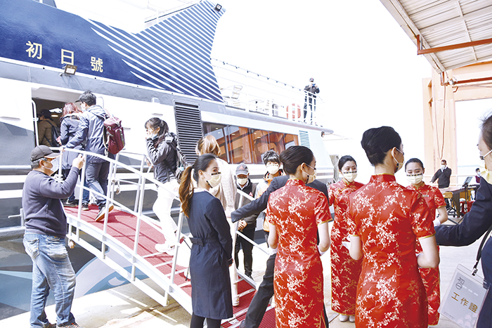 金廈海運開發藍色公路遊程，首航搭乘體驗的民眾逾百，在船上邊享受美食、邊看美景。（詹宗翰攝）