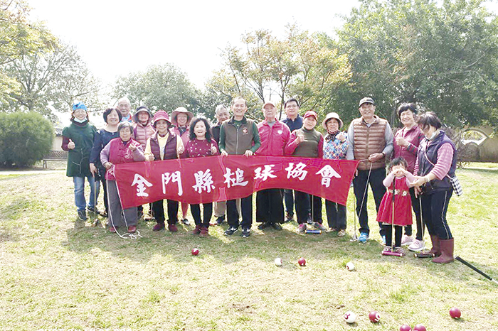 金門縣槌球協會與瓊林社區在社區公園合辦槌球推廣活動,參與活動的樂齡長者們都感到好玩又有趣,並開心合照。(金門縣槌球協會提供)