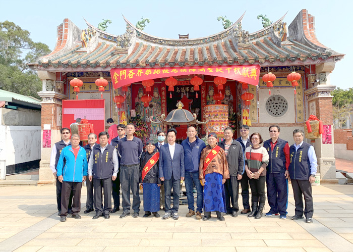 議長洪允典率議會團隊至庵前牧馬侯祠參拜,致爐敬金祝賀牧馬侯陳淵聖誕千秋。
(楊水詠攝)