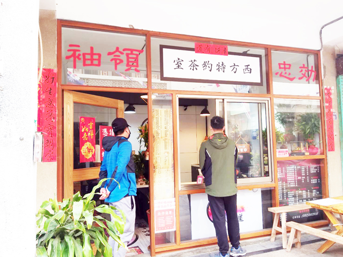 西方老街軍事標語與裝飾相映襯,充滿戰地意象情境,被稱為「軍事一條街」,吸引許多遊客拍照打卡。圖為老街茶飲店還刻意掛上「西方特約茶室」招牌。(許加泰攝)