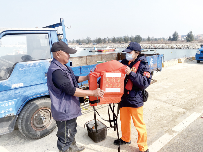 第九岸巡隊規劃於4處安檢所提供租借救生衣服務。（岸巡隊提供）