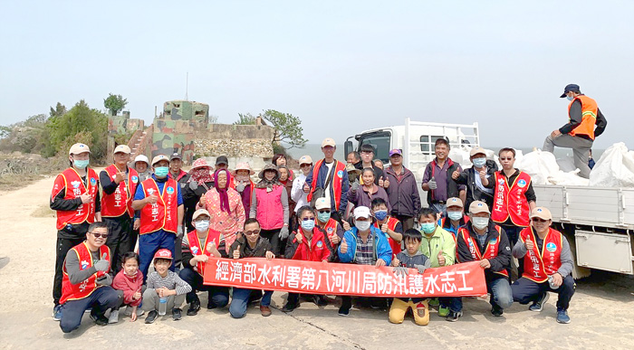 經濟部水利署第八河川局在尚義、劉澳等海堤展開淨灘，維護海岸線，希望守護美麗海岸環境，為環保工作盡一份心力。（第八河川局提供）