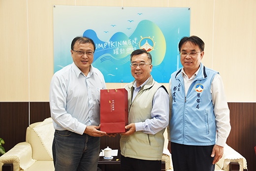 行政院環境保護署永續發展室執行秘書陳世偉到訪,秘書長陳朝金特別代表楊鎮浯縣長以金門名酒相贈。(翁維智攝)