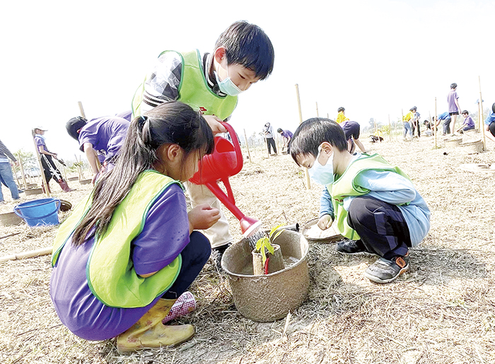 師生在慈心基金會及林務所帶領下，以「水源寶育盆」種植600株新樹苗，期待林木順利長大成林，嘉惠學校及社區。（陳麗妤攝）