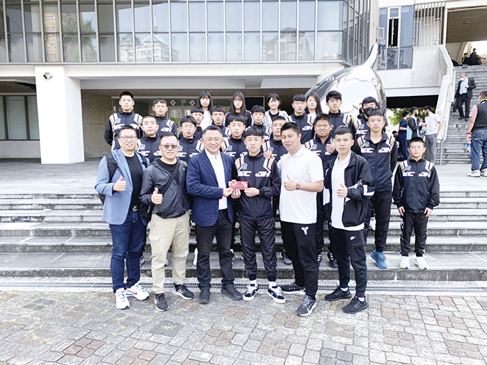 縣長楊鎮浯也對比賽相當關心，曾特別抽空前往比賽會場替球員們加油打氣，並致上比賽激勵金，給予球員滿滿的鼓勵與祝福。（金城國中提供）