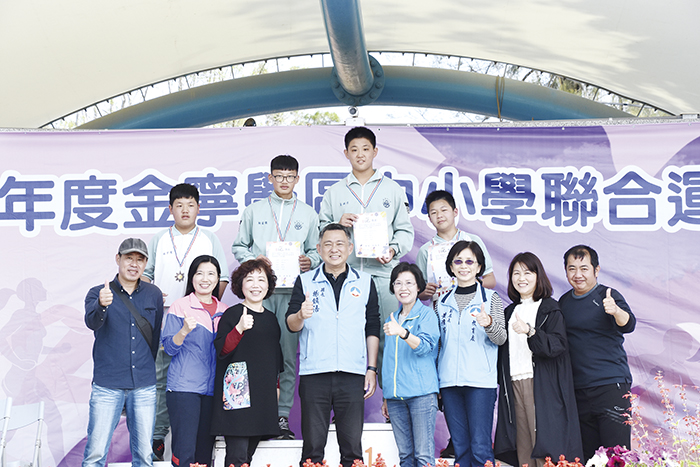 縣長楊鎮浯等人到場頒獎表揚各組優勝選手。(李金鎗攝)