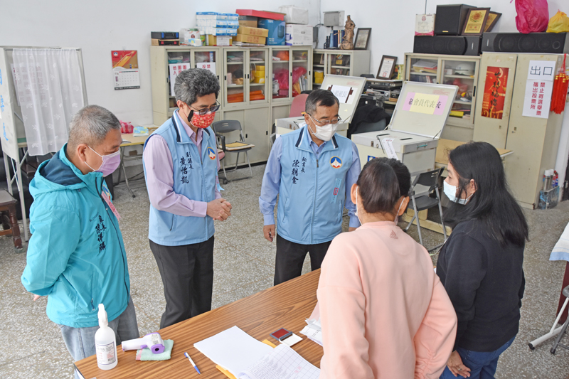 副縣長黃怡凱、秘書長陳朝金、建設處長陳祥麟於漁會會員代表投票日至投開票所關心投票狀況。（詹宗翰攝）