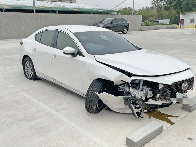 金防部周姓上兵酒駕遇警逃逸，衝撞路沿石，車體嚴重毀損。（陳冠霖攝）