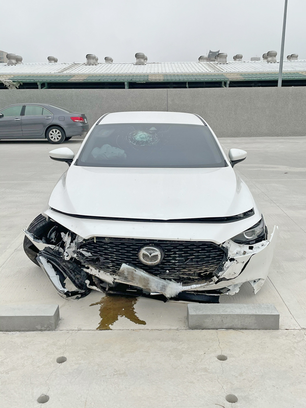 金防部周姓上兵酒駕遇警逃逸,衝撞路沿石,車體嚴重毀損。(陳冠霖攝)