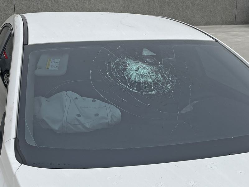 車上後座乘客飛撞擋風玻璃，撞出大片裂痕。（陳冠霖攝）