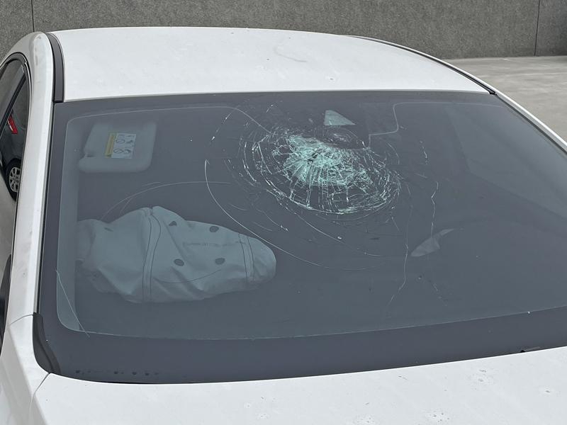 車上後座乘客飛撞擋風玻璃,撞出大片裂痕。(陳冠霖攝)