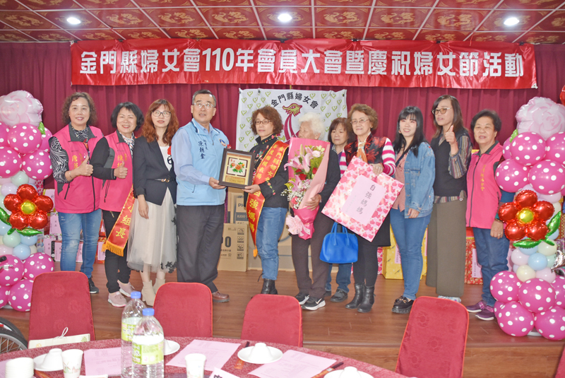 金門縣婦女會頒獎表揚各分會10位自強媽媽。(陳冠霖攝)