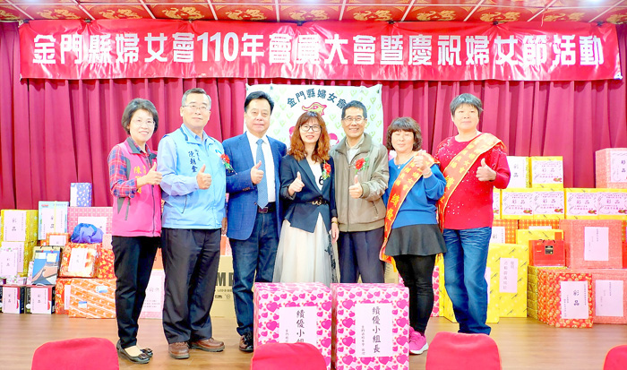 表揚各分會績優小組長，議長洪允典頒獎。（陳冠霖攝）