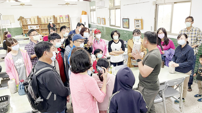 「有森意」友善環境行動系列講座開跑首場由「小島良采」—何紀震到場漫談轉職到金門種植有機菇類,利用金門殘木再製種植之資源,創造資源再生後之經濟價值。(陳麗妤攝)