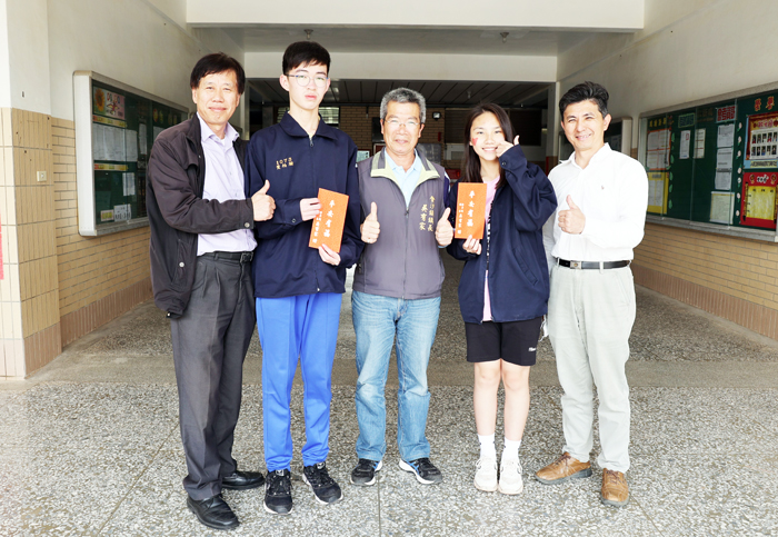 金沙國中陳沺安、金沙國中黃柏瀚及金沙國小陳柔安等人將赴台參加「109學年度全國學生音樂比賽-箏獨奏賽事」，鎮長吳有家前往學校致贈程儀嘉勉。（陳麗妤攝）