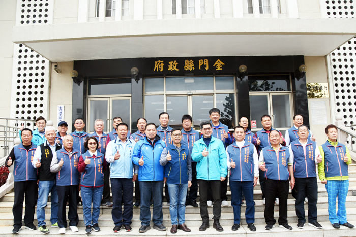 新北市政府參事吳興邦偕同新北市政府民政局長柯慶忠等一行三十餘人抵金參訪,受到副縣長黃怡凱等熱誠接待,3位同樣出身警大的學長學弟在金門相見歡。(翁維智攝)