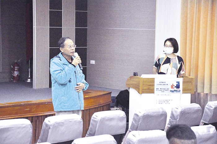 金門縣政府昨辦一一○年度員工協助方案宣導說明會及專題講座,由人事處長蔡流冰主持開場情形。(楊水詠攝)