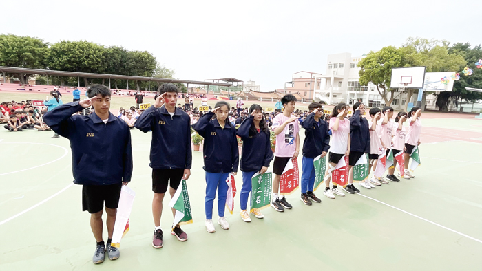 金沙學區第三十二屆中小學聯合運動會圓滿落幕，計有述美國小黃建勳、金沙國小黃婉婷兩人兩項破紀錄，鎮長吳有家等貴賓頒獎嘉勉學子，期許大家再接再厲。（陳麗妤攝）