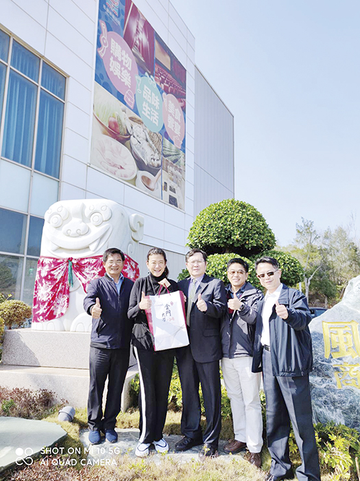 金大與台灣工商發展股份有限公司在風獅爺商店街簽訂合作備忘錄，來進行產學合作、交流。（許加泰攝）