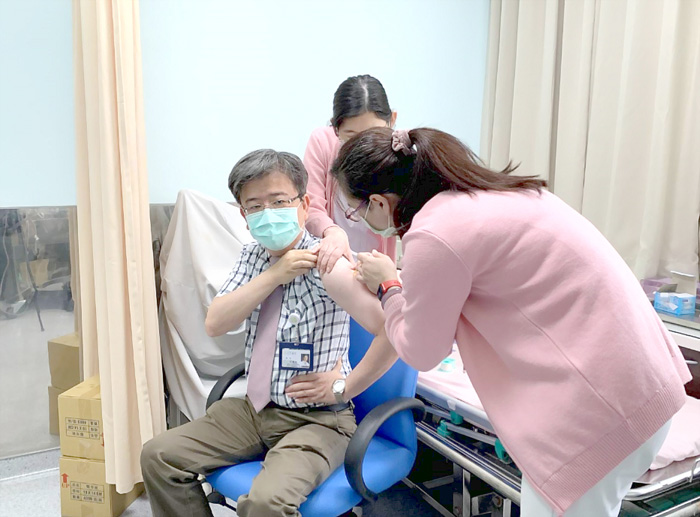 金門醫院院長侯重光帶頭施打AZ疫苗。（金門醫院提供）