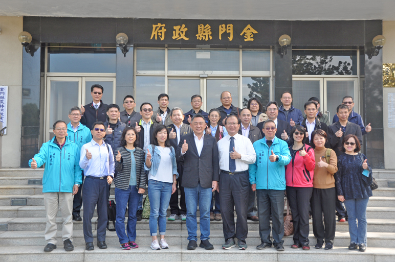 110年地方領導研究班第12期回流研習參加人員一行,今日前進金門進行兩天的交流學習之旅,上午並前往金門縣政府參訪交流,受到縣長楊鎮浯、參議張瑞心、人事處長蔡流冰等熱烈歡迎。(李增汪攝)