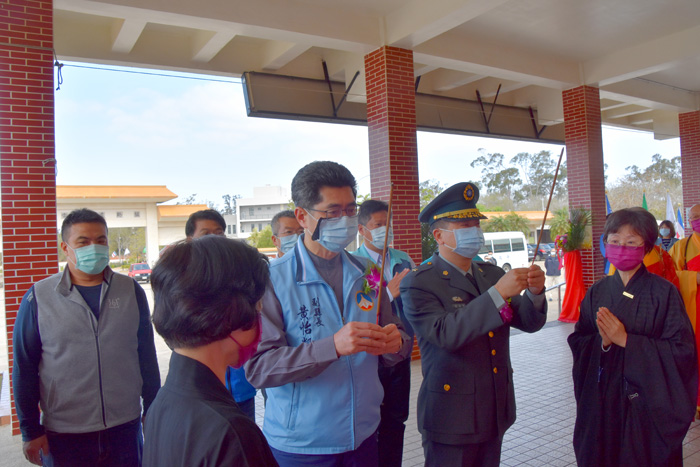 副縣長黃怡凱、金防部政戰主任劉強華率各界首長上香致祭，祈祝先靈護佑地方平安。（李金鎗攝）