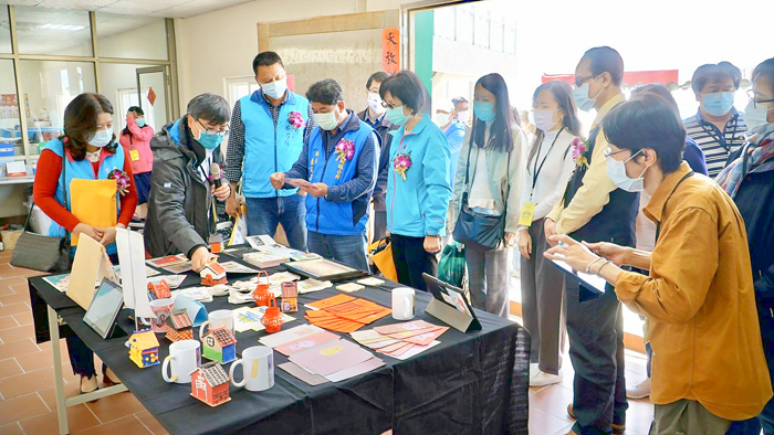 現場展示許多樂齡學員作品。（金湖鎮公所提供）
