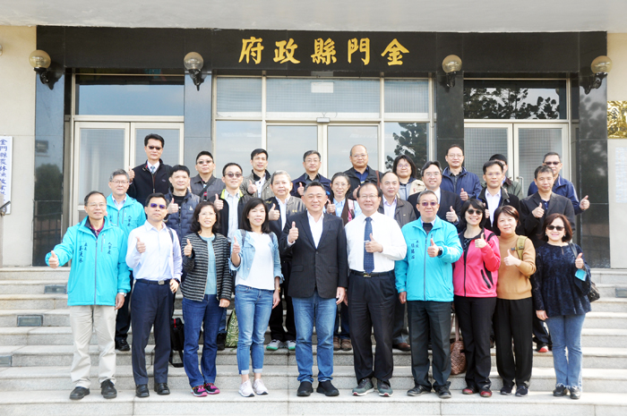 110年地方領導研究班第12期回流研習參加人員一行，昨日上午前往金門縣政府參訪交流，受到縣長楊鎮浯熱烈歡迎。（李增汪攝）