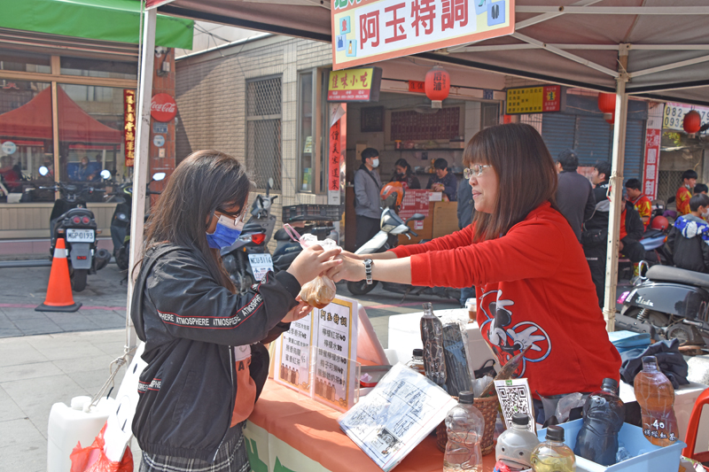 包括金合利、良金等地方規模企業及地方特色攤位參與行動生活暨地方型SBIR成果市集，吸引鄉親前往消費。（詹宗翰攝）