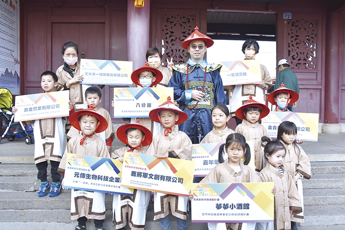 民眾體驗穿著清朝官服在後浦商圈巡行，讓商業活動增添趣味。（詹宗翰攝）